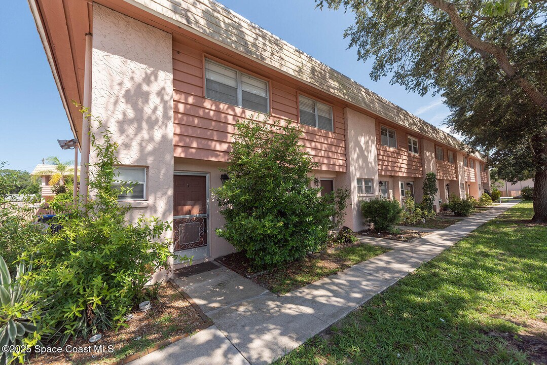 2511 Country Club Dr in Titusville, FL - Building Photo