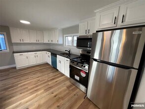 200 Forest Ave, Unit 2 in Lyndhurst, NJ - Foto de edificio - Building Photo