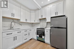 19 Candis Dr in Toronto, ON - Building Photo