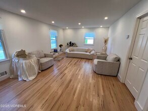 534 Apple Dr in Ocean Township, NJ - Foto de edificio - Building Photo