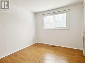 1 Lakeside Crescent in Richmond Hill, ON - Building Photo - Building Photo