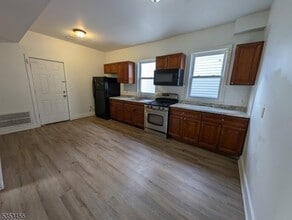 166 N 12th St, Unit 3 in Newark, NJ - Building Photo - Building Photo