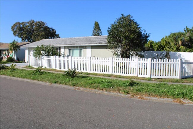 7655 Cardiff Ct N in St. Petersburg, FL - Building Photo - Building Photo