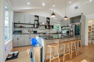 12225 Wallingstone Ln in Austin, TX - Building Photo - Building Photo