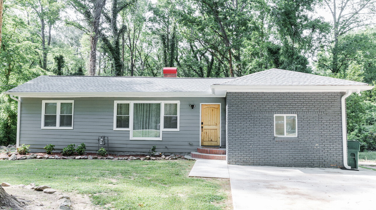 2048 Flowerwood Trl in Ellenwood, GA - Building Photo