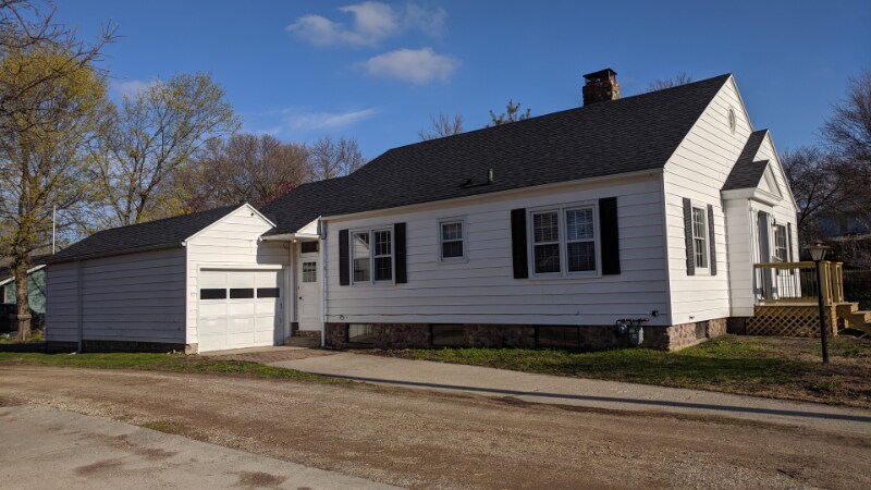 1911 Gary Ave in Spirit Lake, IA - Building Photo