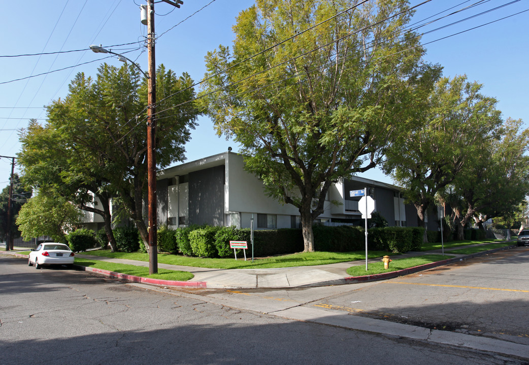 17900 Schoenborn St in Northridge, CA - Foto de edificio