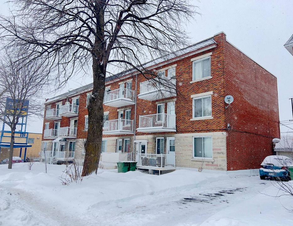 10151 St-Michel Boul in Montréal, QC - Building Photo