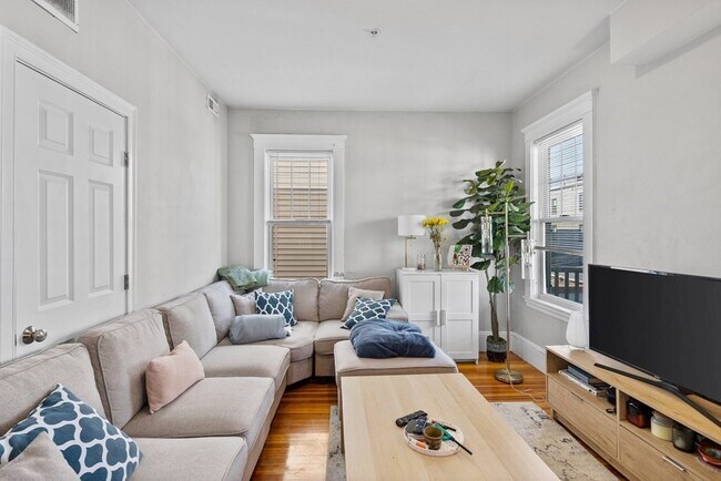 247 L St-Unit -3 Half Fee in Boston, MA - Building Photo - Building Photo
