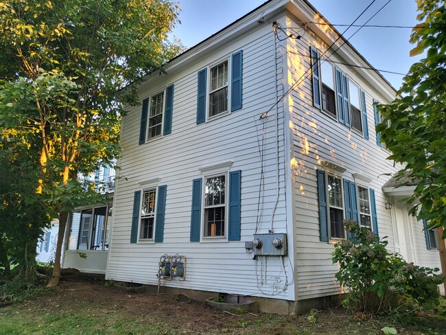 608 S Pleasant St, Unit Apt #1 in Amherst, MA - Foto de edificio - Building Photo