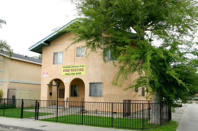 1135 E 12th St in Long Beach, CA - Foto de edificio - Building Photo