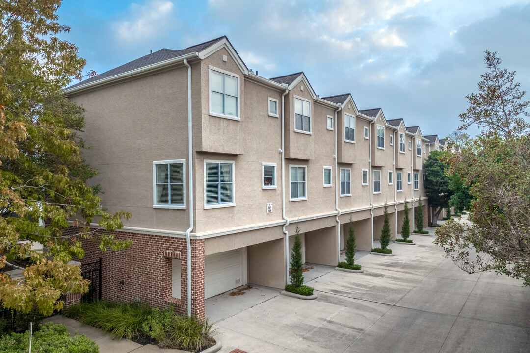 Memorial Bend Place Condominiums in Houston, TX - Building Photo