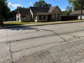 312 S Mechanic St in El Campo, TX - Building Photo
