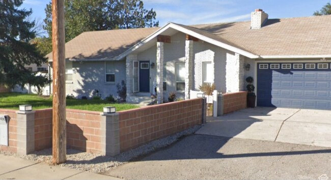 8464 S 2700 W in West Jordan, UT - Foto de edificio - Building Photo