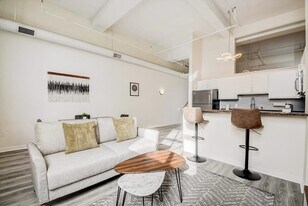 125 W Market St in Indianapolis, IN - Building Photo