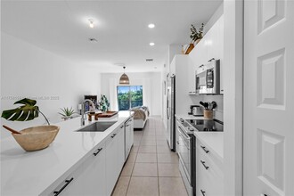 8175 NW 104th Ave, Unit 28 in Doral, FL - Building Photo - Building Photo