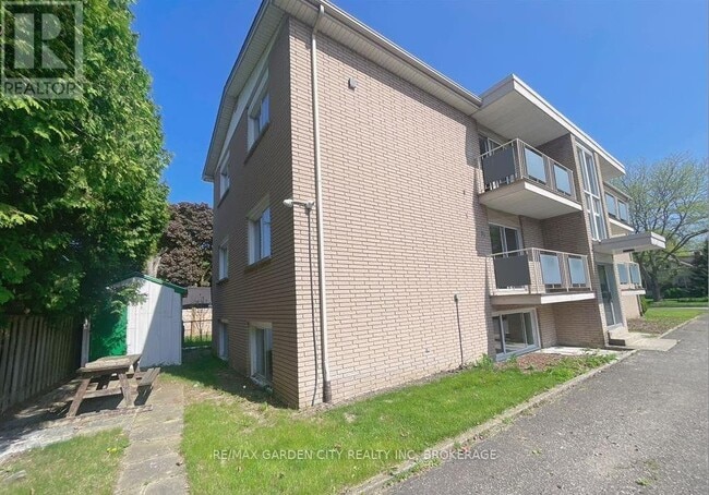 15 John St in St Catharines, ON - Building Photo - Building Photo