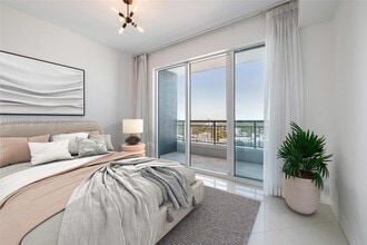 60 SW 13th St, Unit 2413 in Miami, FL - Foto de edificio - Building Photo