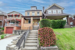 956 Greenfield Ave in Pittsburgh, PA - Building Photo