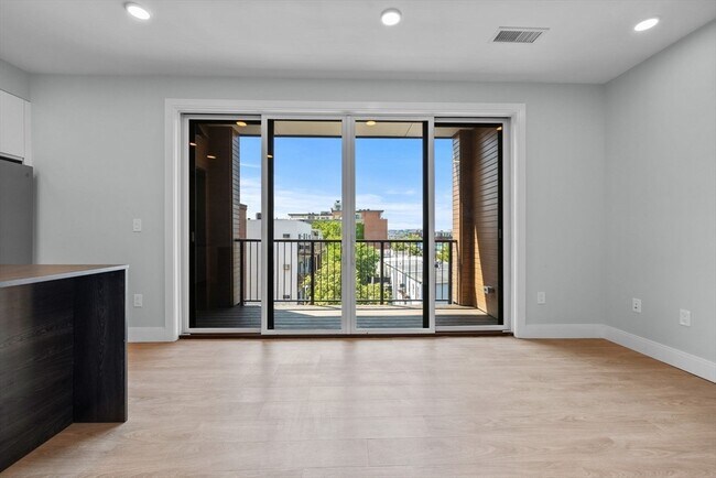 277 Border St in Boston, MA - Building Photo - Building Photo