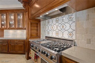 9101 Alta Dr in Las Vegas, NV - Building Photo - Building Photo