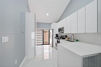 9046 NW 121st Ter, Unit 90 in Hialeah Gardens, FL - Building Photo - Building Photo