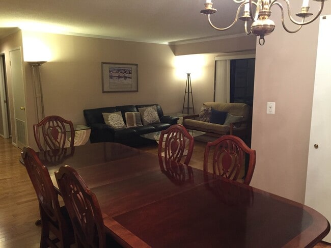 5901 Mt Eagle Dr, Unit 910 in Alexandria, VA - Building Photo - Building Photo