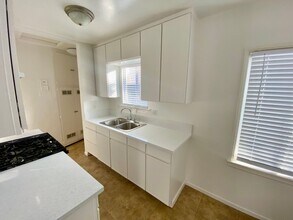 2559 E Jefferson St in Carson, CA - Building Photo - Building Photo