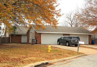 Woodland Hills Duplexes in Tulsa, OK - Building Photo - Building Photo