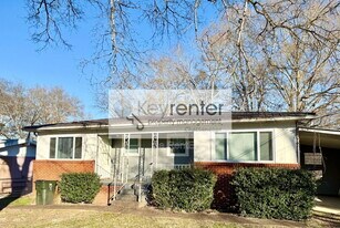 221 Robert E Lee St in Fort Oglethorpe, GA - Building Photo