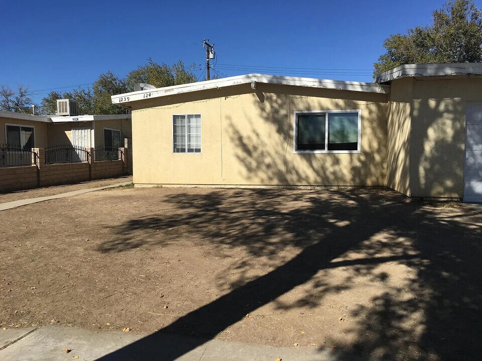 1239 W Avenue H15 in Lancaster, CA - Foto de edificio