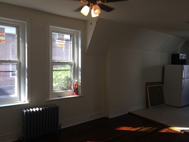4653 Hazel Ave in Philadelphia, PA - Foto de edificio - Building Photo