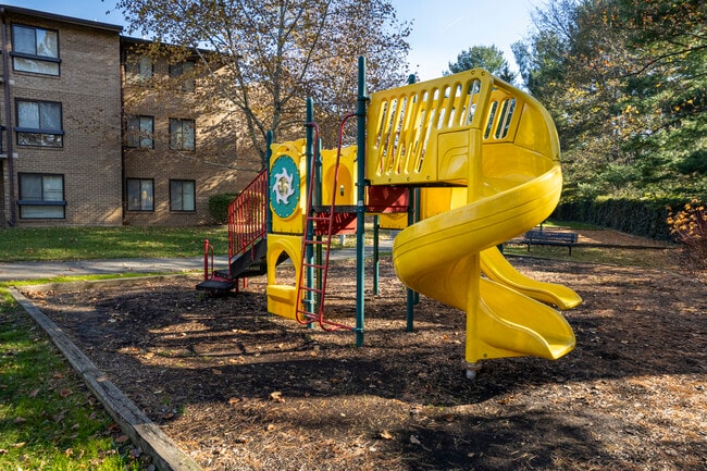 The Apartments at The Sycamores in Reston, VA - Foto de edificio - Building Photo