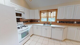 60 Central Pky, Unit 2nd 3rd Floor in Huntington, NY - Building Photo