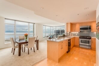 2929 1st Ave, Unit Apt 500 in Seattle, WA - Foto de edificio - Building Photo