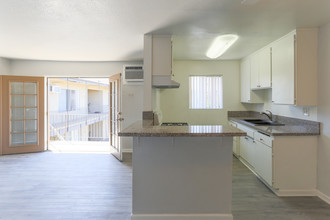 University Gardens Apartments in Riverside, CA - Foto de edificio - Interior Photo