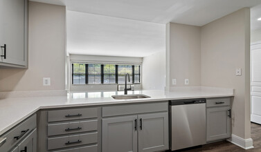 The Residences at Capital Crescent Trail in Bethesda, MD - Foto de edificio - Building Photo