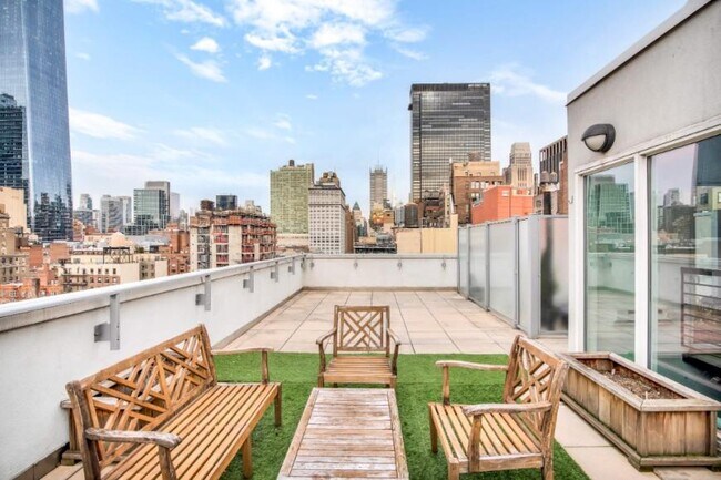 261 W 28th St in New York, NY - Building Photo - Building Photo