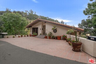 10160 Cielo Dr in Beverly Hills, CA - Building Photo - Building Photo