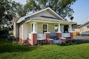 10 E Main St in Taylors, SC - Building Photo