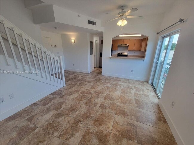 357 N Royal Poinciana Blvd in Miami Springs, FL - Foto de edificio - Building Photo