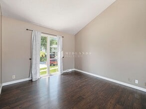 8711 S 143rd St in Omaha, NE - Foto de edificio - Building Photo