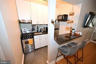 1 Scott Cir NW in Washington, DC - Building Photo
