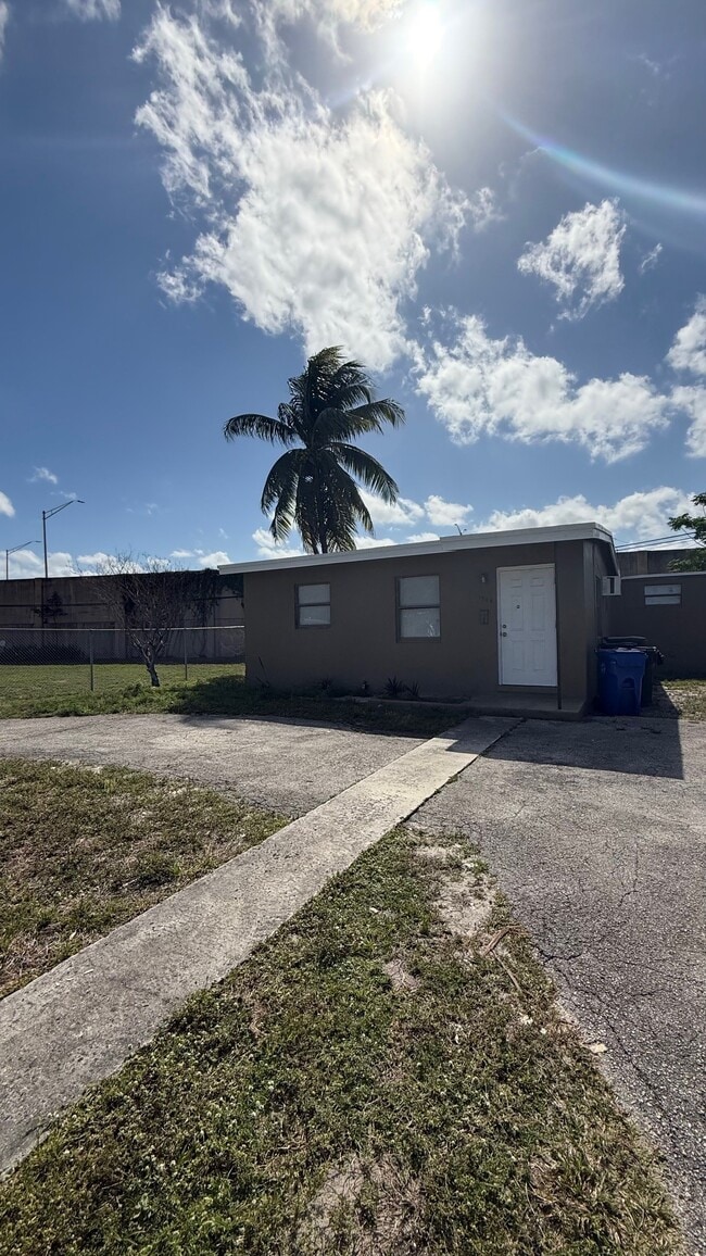 1708 Lauderdale Manor Dr in Fort Lauderdale, FL - Foto de edificio - Building Photo