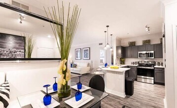 7550 Kirby Dr in Houston, TX - Building Photo - Building Photo