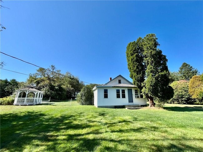 27 Shore Rd in Little Compton, RI - Building Photo - Building Photo