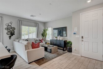 7334 N Decatur Blvd in Las Vegas, NV - Foto de edificio - Building Photo