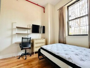 Furnished room/NOT APARTMENT in Ridgewood, NY - Building Photo - Building Photo