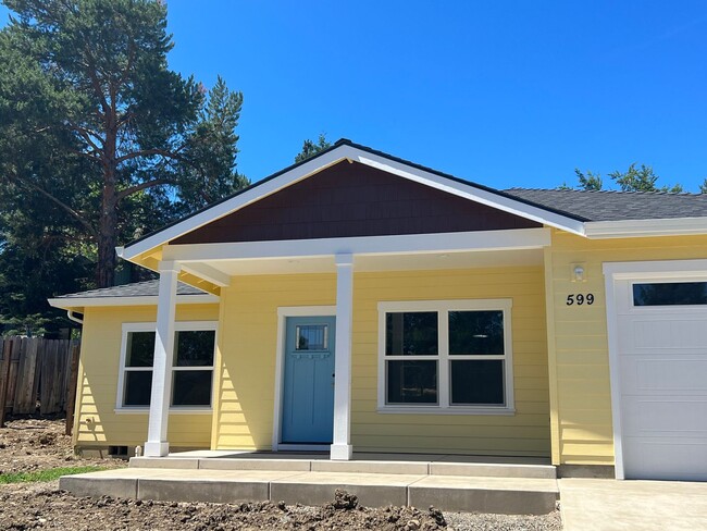 593-599 Oak Knoll Dr in Ashland, OR - Building Photo - Building Photo