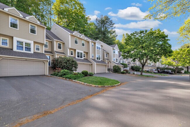 139 Governor Trumbull Way in Trumbull, CT - Building Photo - Building Photo